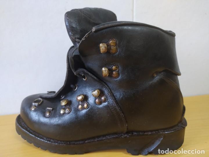 Coleccionismo deportivo: ANTIGUAS BOTAS ALTA MONTA&Ntilde;A VIBRAN. - Foto 17