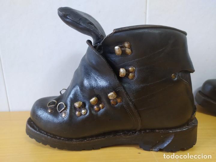 Coleccionismo deportivo: ANTIGUAS BOTAS ALTA MONTA&Ntilde;A VIBRAN. - Foto 18