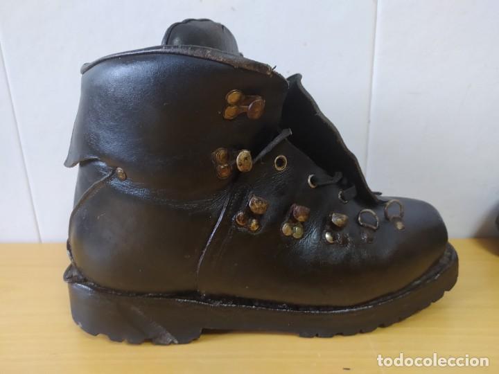 Coleccionismo deportivo: ANTIGUAS BOTAS ALTA MONTA&Ntilde;A VIBRAN. - Foto 19