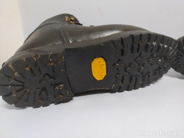 Coleccionismo deportivo: ANTIGUAS BOTAS ALTA MONTA&Ntilde;A VIBRAN. - Foto 20