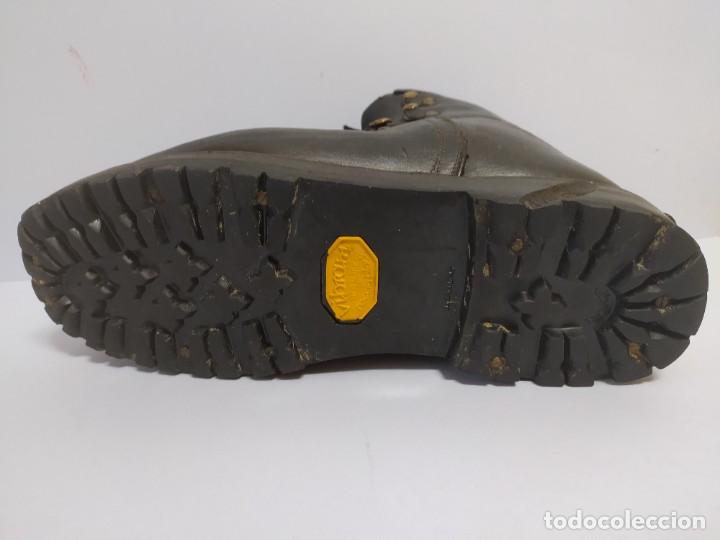 Coleccionismo deportivo: ANTIGUAS BOTAS ALTA MONTA&Ntilde;A VIBRAN. - Foto 21
