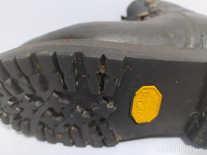 Coleccionismo deportivo: ANTIGUAS BOTAS ALTA MONTA&Ntilde;A VIBRAN. - Foto 23