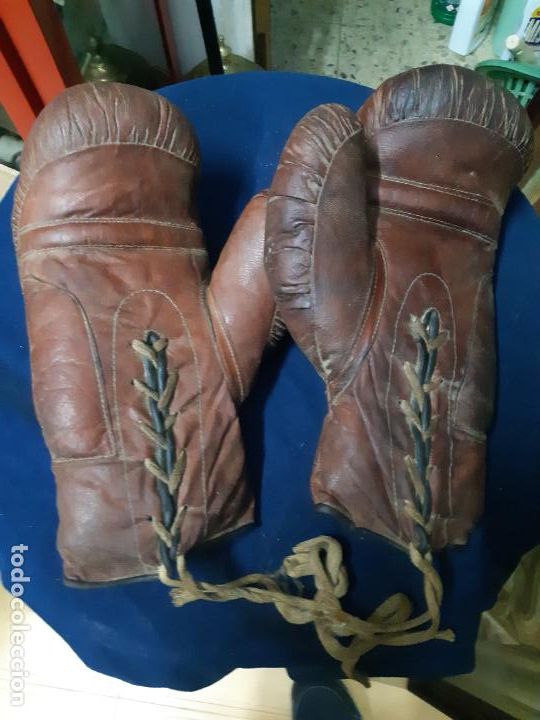 Coleccionismo deportivo: GUANTES DE BOXEO ANTIGUOS EN CUERO - Foto 2