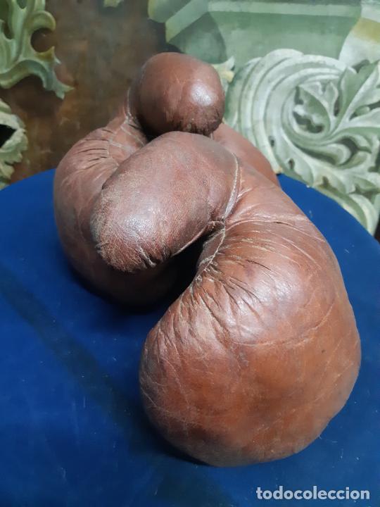 Coleccionismo deportivo: GUANTES DE BOXEO ANTIGUOS EN CUERO - Foto 3