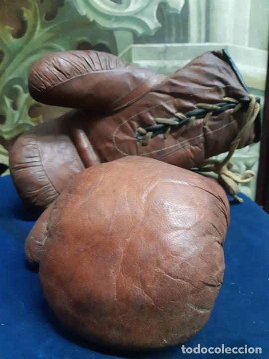 Coleccionismo deportivo: GUANTES DE BOXEO ANTIGUOS EN CUERO - Foto 4