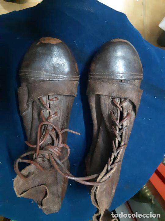 Coleccionismo deportivo: BOTAS ANTIGUAS DE RUGBY TODO CUERO - Foto 2