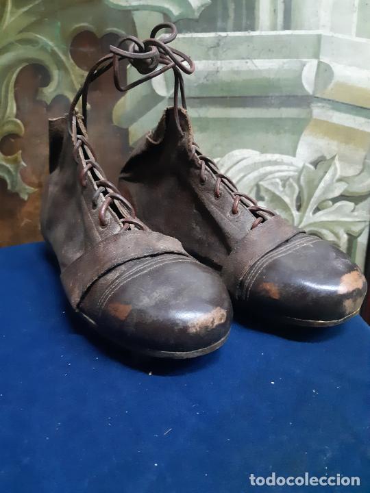 Coleccionismo deportivo: BOTAS ANTIGUAS DE RUGBY TODO CUERO - Foto 1