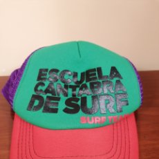 Coleccionismo deportivo: GORRA ESCUELA CANTABRA DE SURF. SOMO SURF TEAM. REJILLA MORADA.