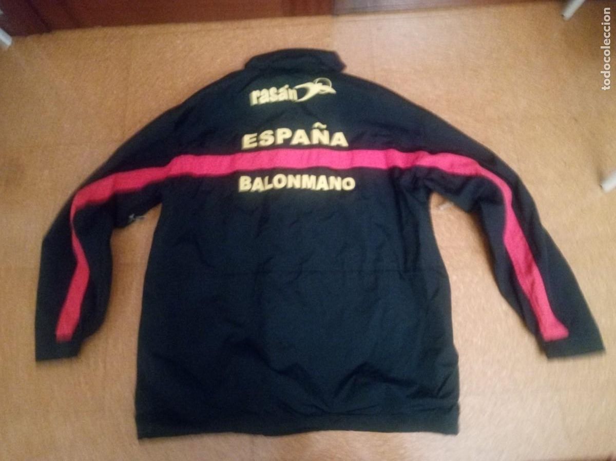 Coleccionismo deportivo: Chaqueton Impermeable Seleccion Espa&ntilde;ola de Balonmano - Foto 2