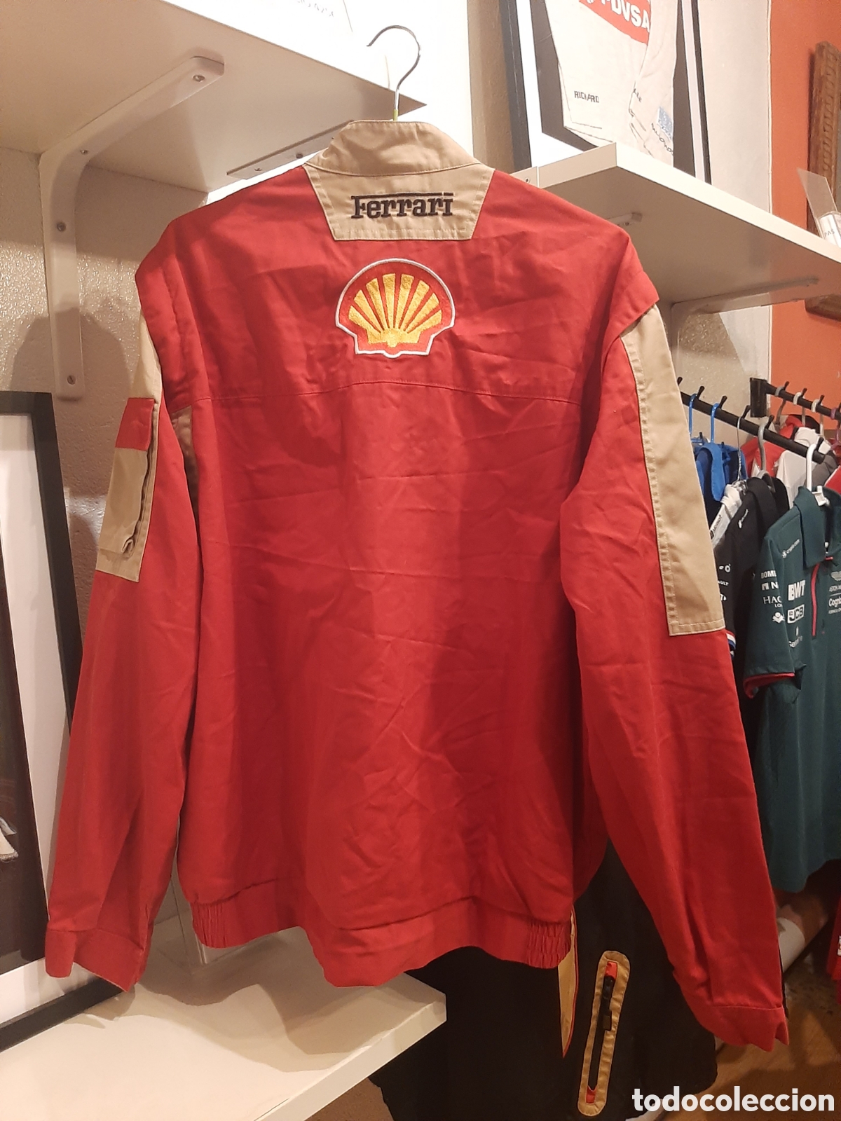 Coleccionismo deportivo: Chaqueta mec&aacute;nico f&aacute;brica Ferrari - Foto 10