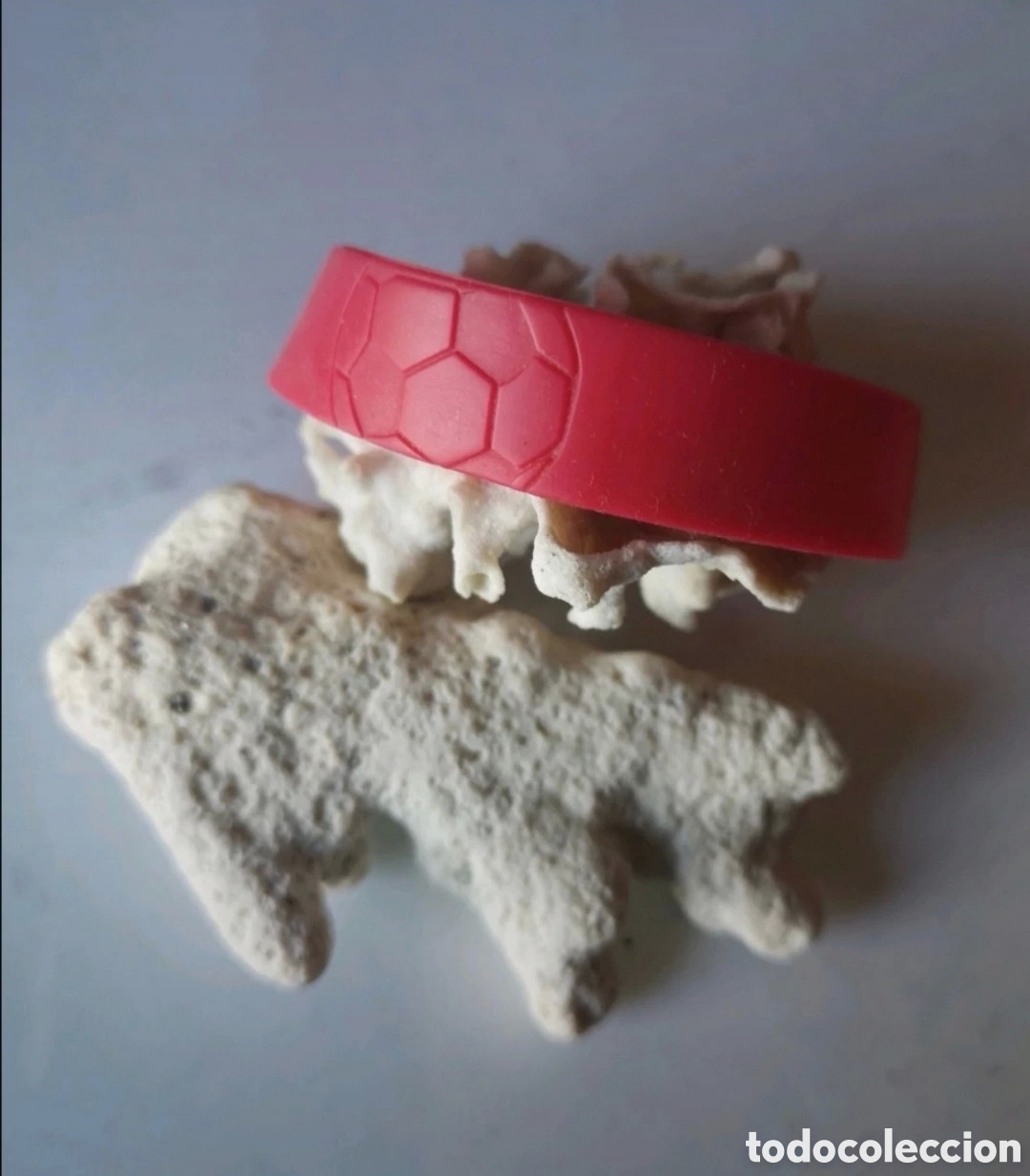 Coleccionismo deportivo: Pulsera con bal&oacute;n de f&uacute;tbol grabado - Foto 1
