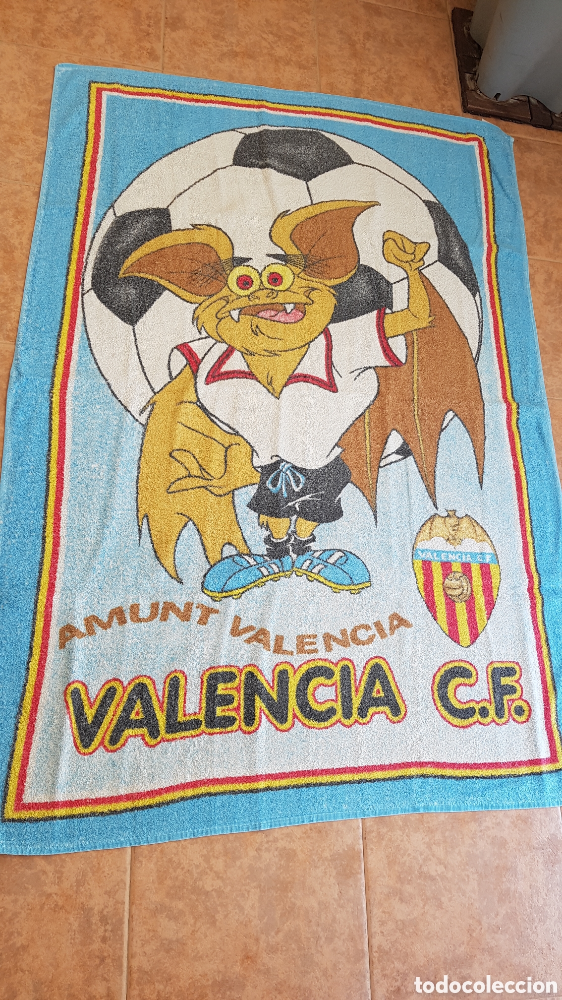 Coleccionismo deportivo: Toalla del Valencia antig&uuml;edad 25 a&ntilde;os - Foto 1