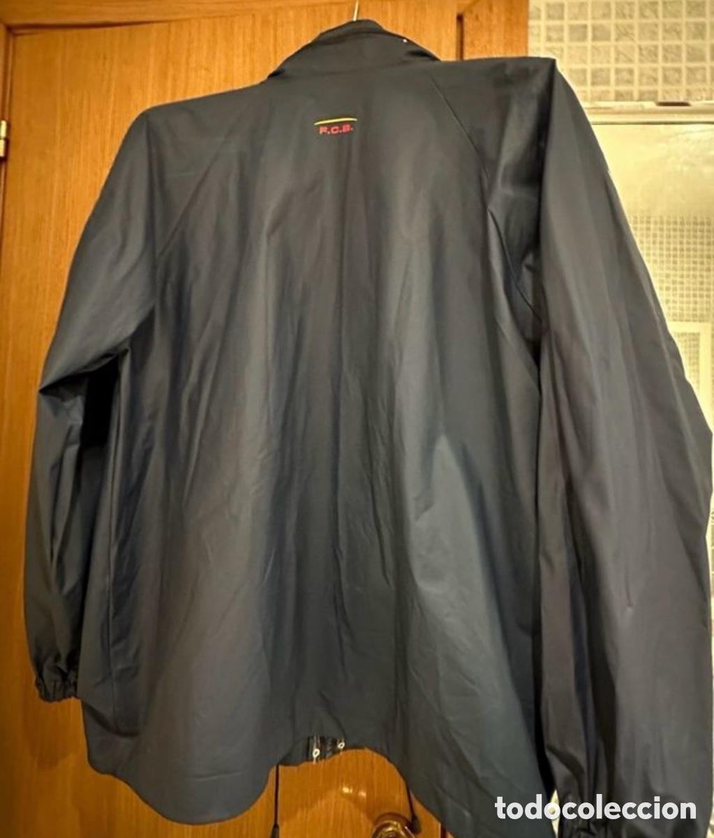 Coleccionismo deportivo: CHAQUETA DEL BAR&Ccedil;A IMPERMEABLE CON CAPUCHA ESTRENA - Foto 7