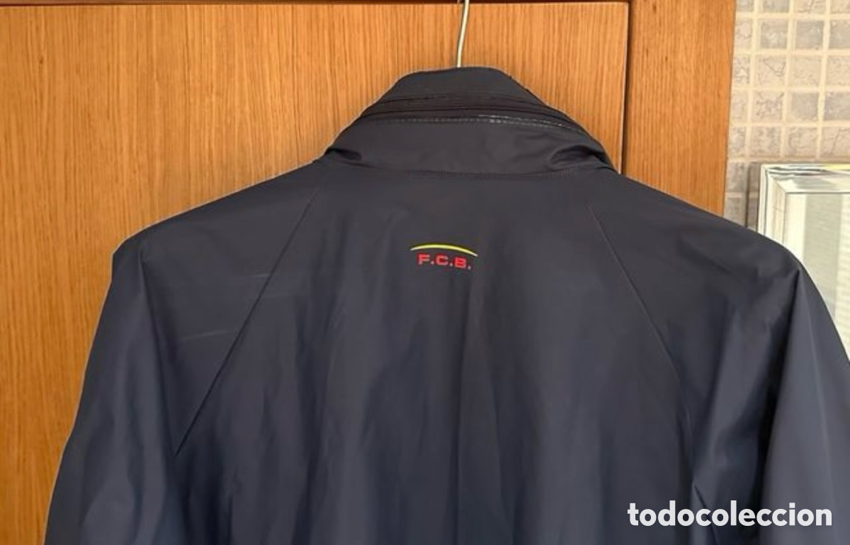 Coleccionismo deportivo: CHAQUETA DEL BAR&Ccedil;A IMPERMEABLE CON CAPUCHA ESTRENA - Foto 8