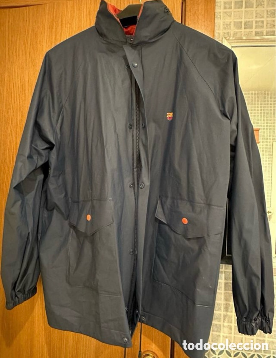 Coleccionismo deportivo: CHAQUETA DEL BAR&Ccedil;A IMPERMEABLE CON CAPUCHA ESTRENA - Foto 1
