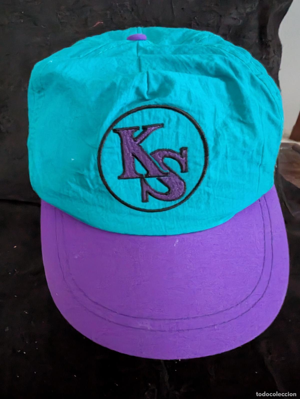 Coleccionismo deportivo: GORRA KS. COLORES VIVOS VERDE Y VIOLETA - Foto 1