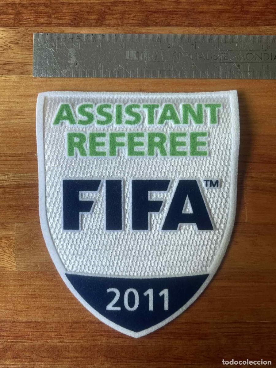 Coleccionismo deportivo: Distintivo ARBITRO INTERNACIONAL (Linesman) FIFA a&ntilde;o 2011 - ORIGINAL - Foto 1