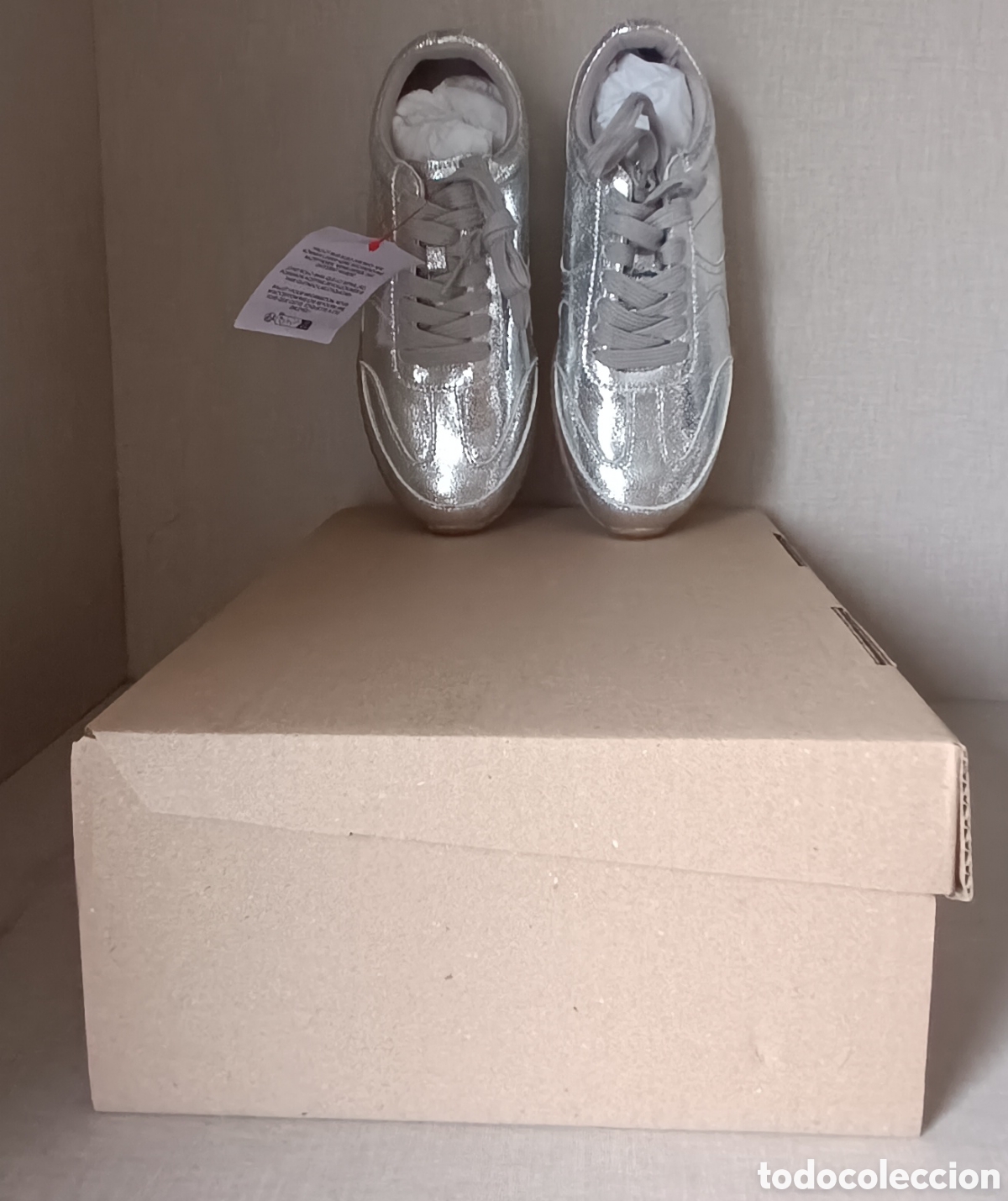Coleccionismo deportivo: Zapatillas Plateadas con Cordones - Foto 2