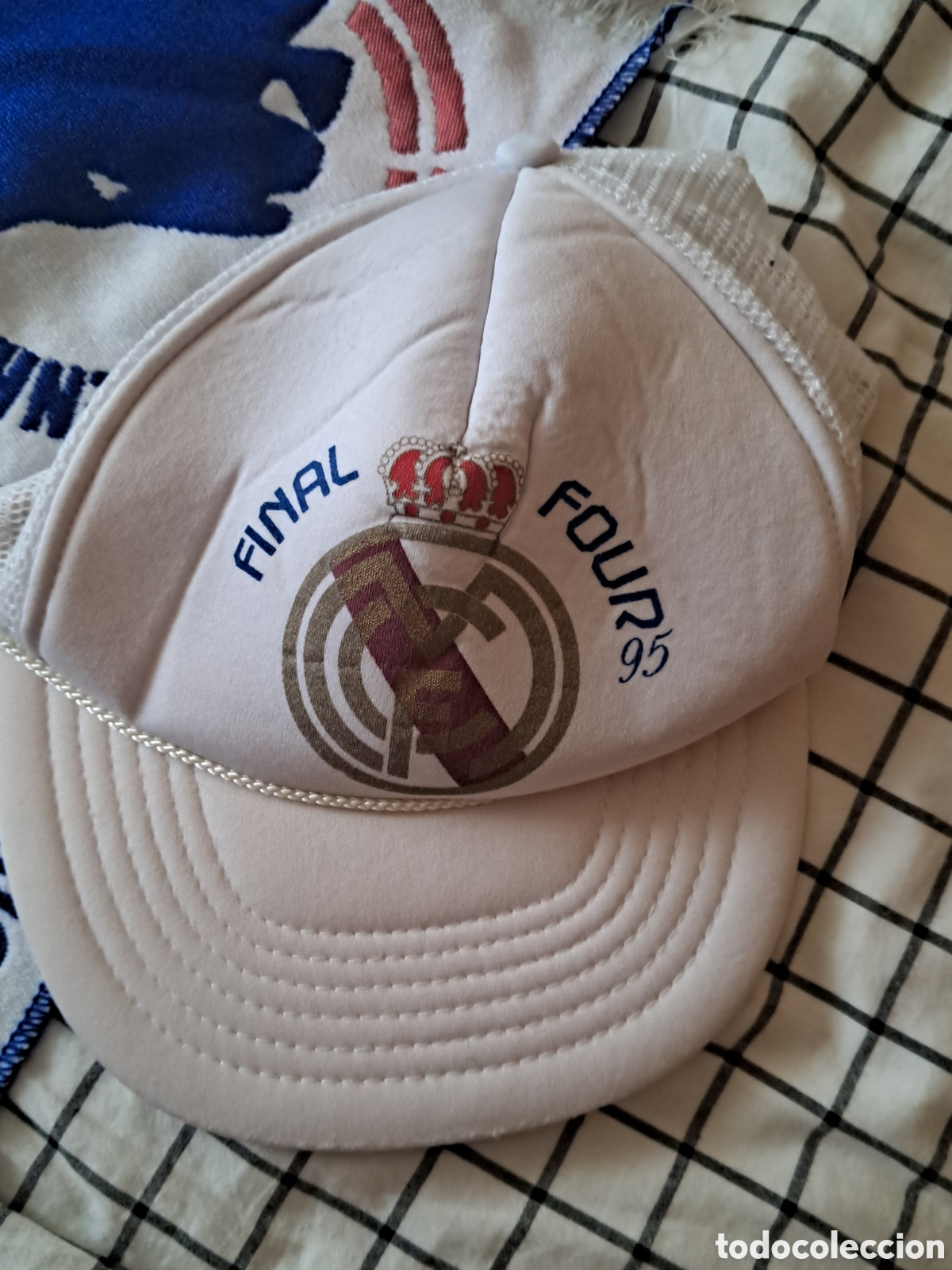 Coleccionismo deportivo: Bufanda Champions Real Madrid-Copenhage m&aacute;s gorra baloncesto 1995 - Foto 4