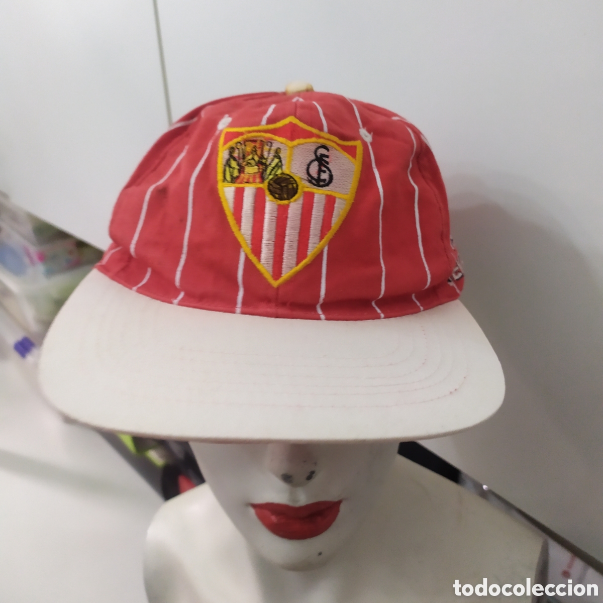 Coleccionismo deportivo: Gorra del Sevilla FC deteriorada - Foto 2