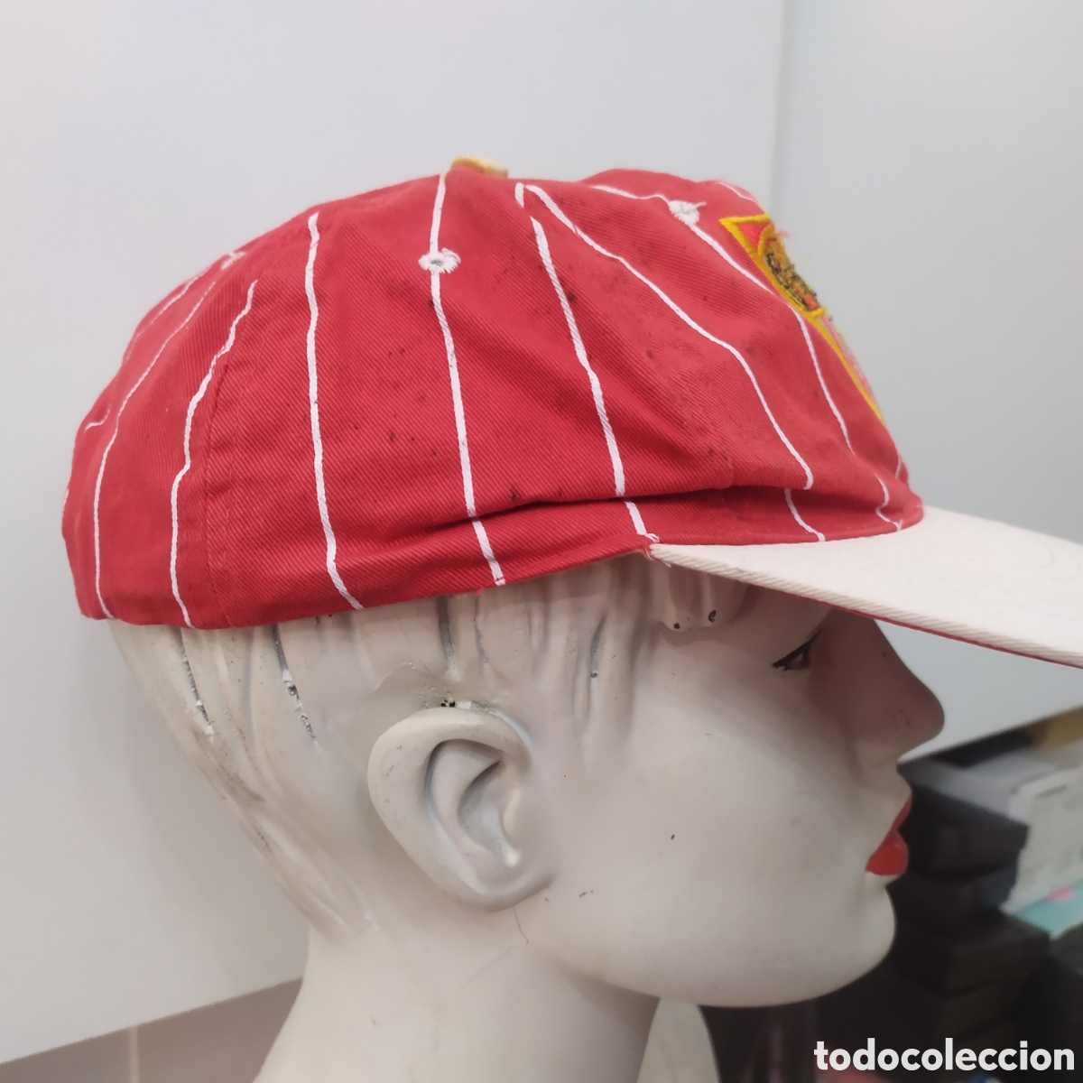 Coleccionismo deportivo: Gorra del Sevilla FC deteriorada - Foto 3