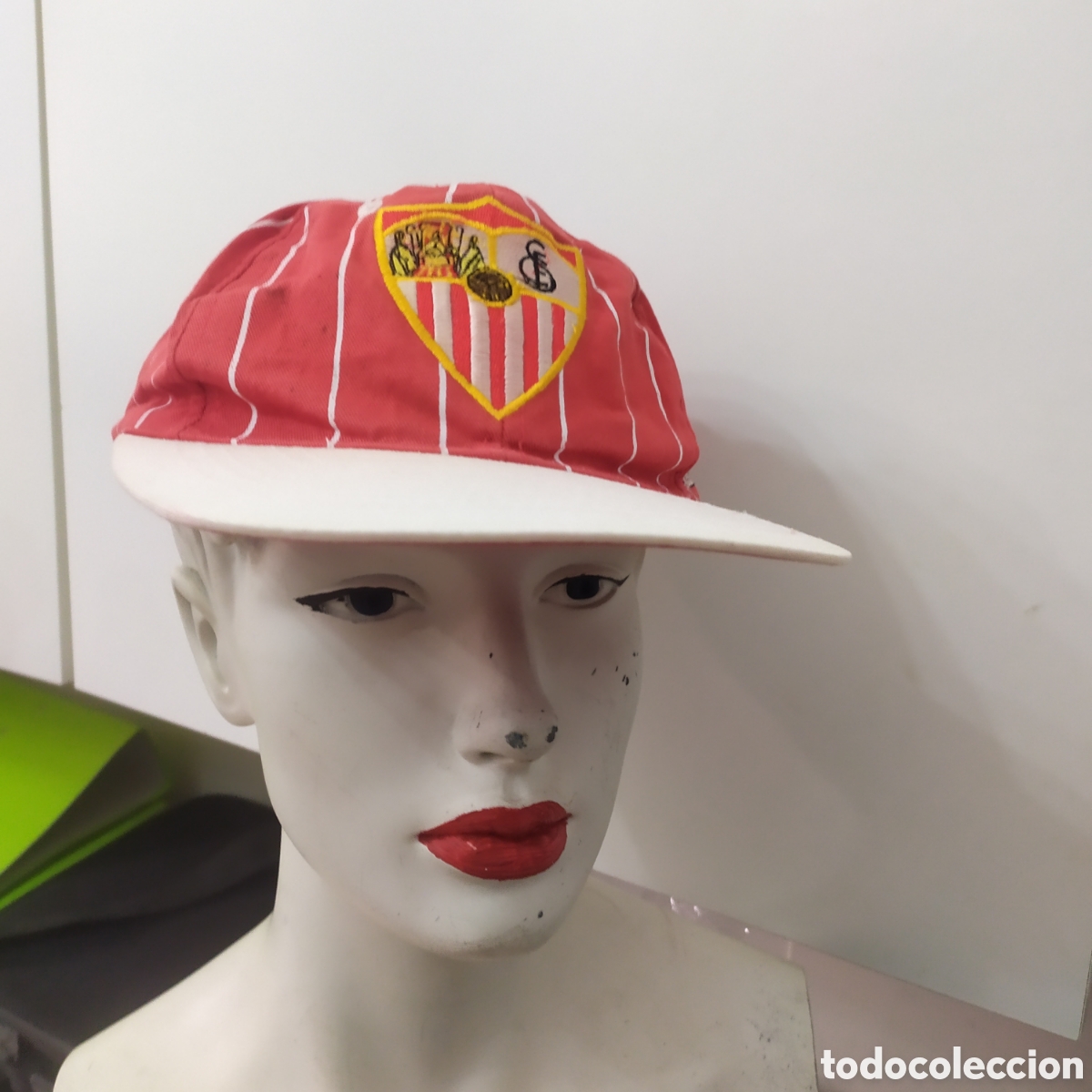 Coleccionismo deportivo: Gorra del Sevilla FC deteriorada - Foto 1