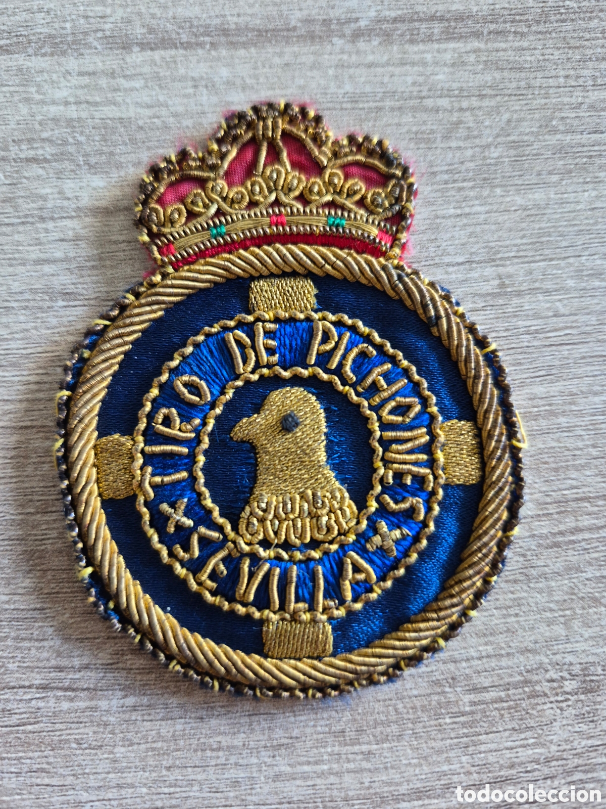 Coleccionismo deportivo: Escudo del Real Club Tiro al Pich&oacute;n de Sevilla - Alfonso XIII - Hilo de Oro - 7 x 5,3 cm. EXCELENTE