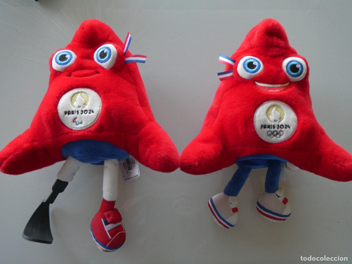 Coleccionismo deportivo: 2 MASCOTAS PELUCHES JUEGOS OL&Iacute;MPICOS PARAL&Iacute;MPICOS PARIS 2024 OLIMPIADAS FRANCIA. PHRYGE. 23CM. 140GR