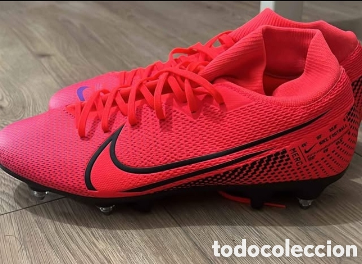 Coleccionismo deportivo: Estas botas de f&uacute;tbol son unas Nike Mercurial Vapor 13 Academy en un llamativo color rojo carmes&iacute; co