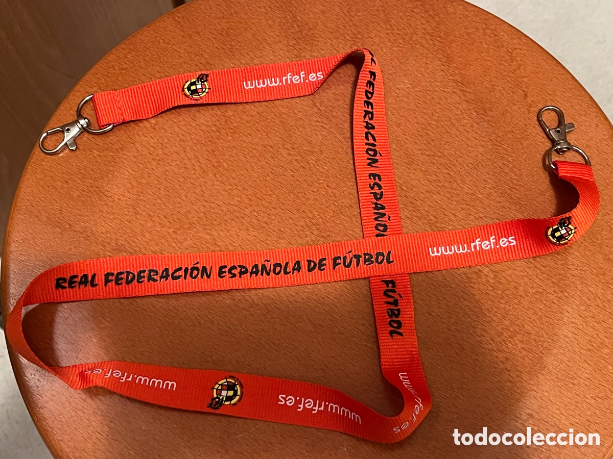 Coleccionismo deportivo: Colgante oficial de acreditaci&oacute;n REAL FEDERACI&Oacute;N ESPA&Ntilde;OLA DE F&Uacute;TBOL. Doble enganche. A&ntilde;o 2019. RFEF