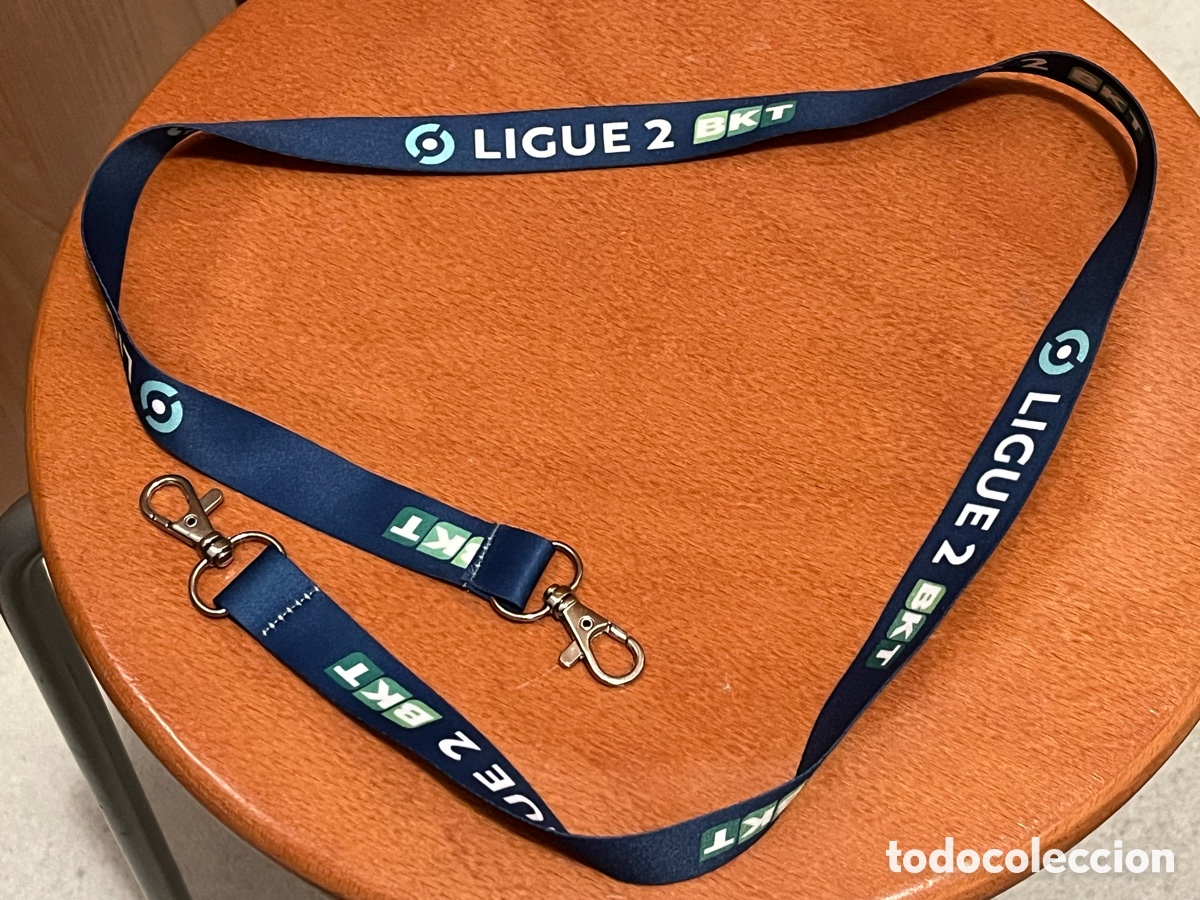 Coleccionismo deportivo: Colgante oficial de acreditaci&oacute;n LIGUE 2 BKT. F&uacute;tbol Francia. Doble enganche. Temporada 21/22