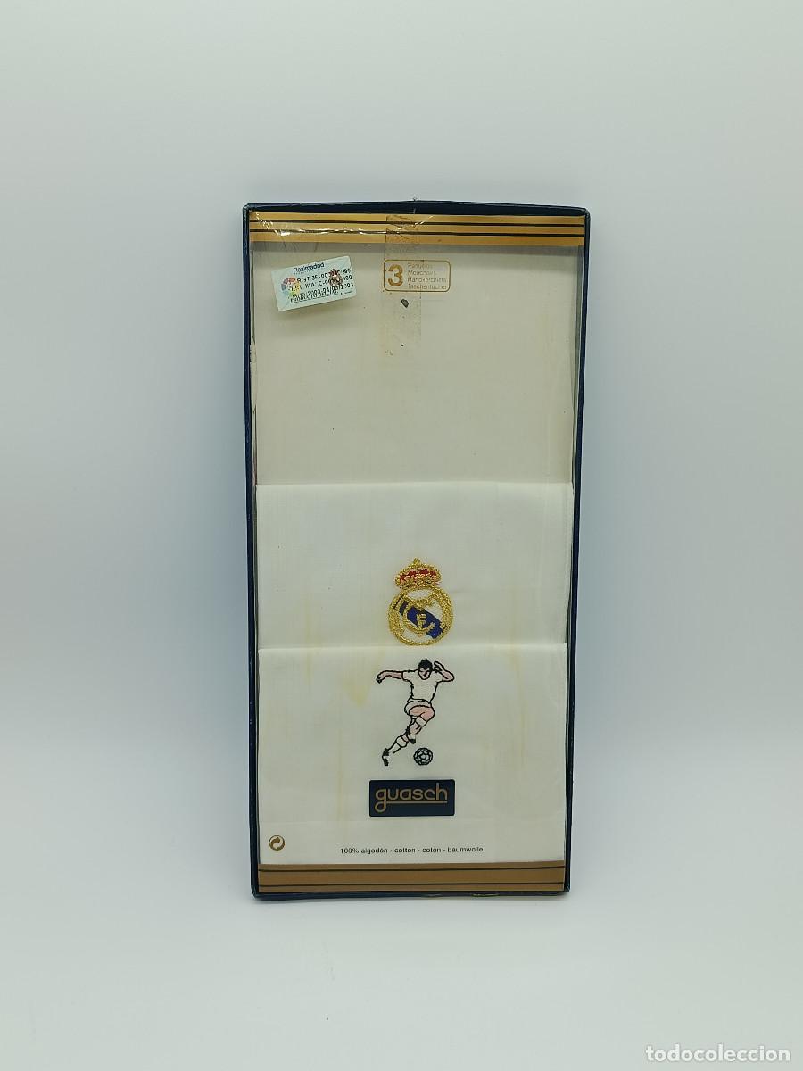 Coleccionismo deportivo: ESTUCHE CON 2 PA&Ntilde;UELOS BORDADOS REAL MADRID. GUASCH. CS.