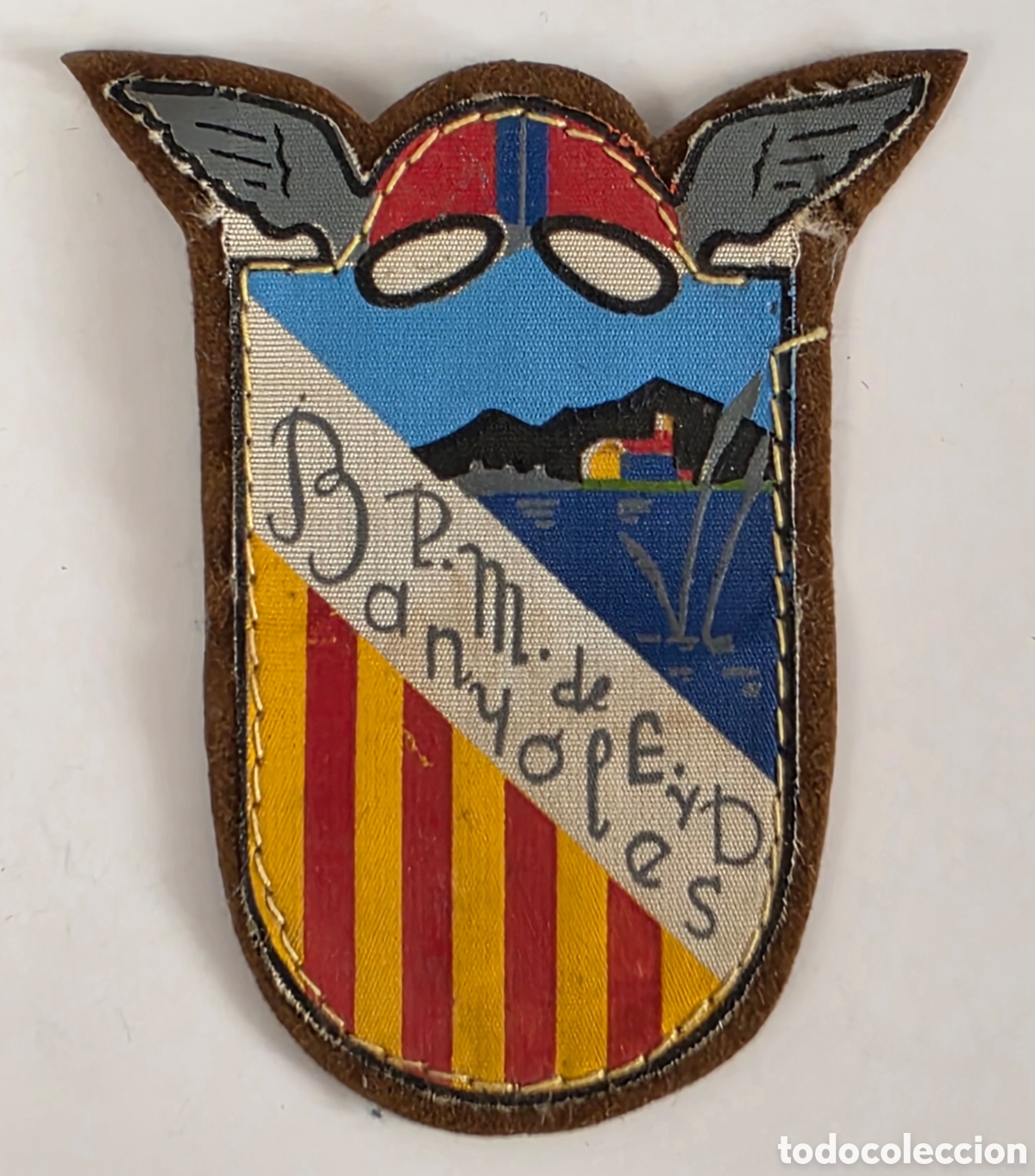 Coleccionismo deportivo: Parche Pe&ntilde;a Motorista de Educaci&oacute;n y Descanso Banyoles 1954 Obra Sindical Motociclismo Casco Alado