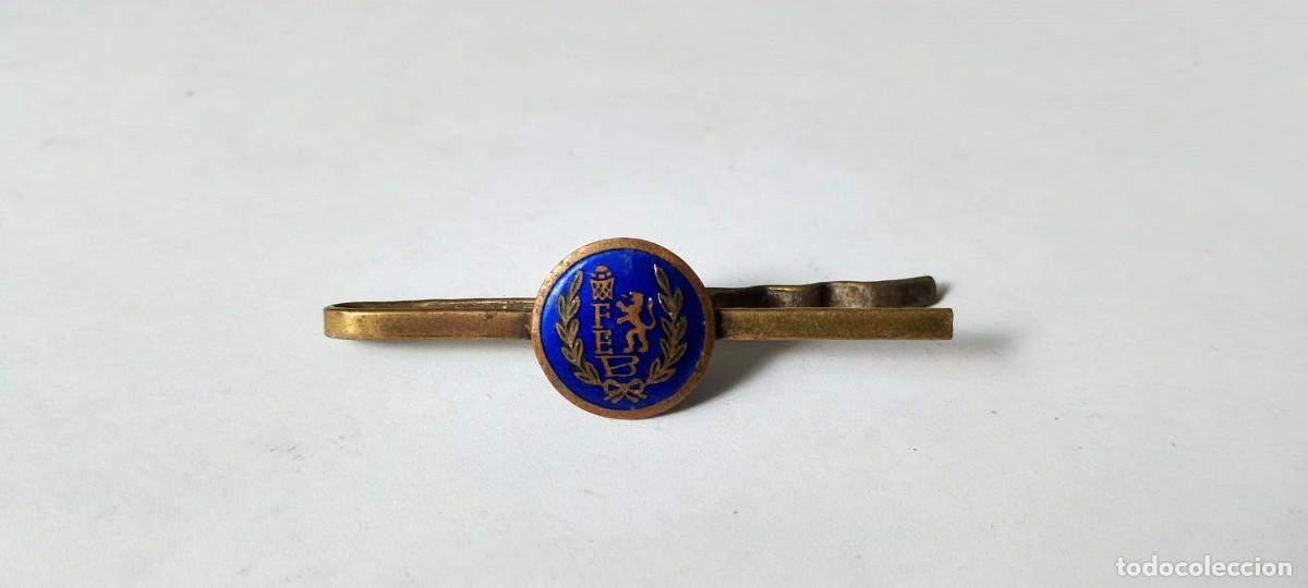 Sports collectibles: Federaci&oacute;n Espa&ntilde;ola de Baloncesto. Antiguo pisacorbatas equipamiento oficial. Esmaltado.