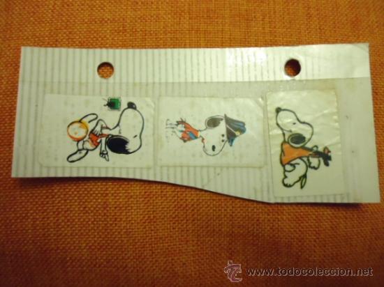 Coleccionismo Cromos antiguos: tres antiguas estampas cromos pegatinas snoopy chicle, sobre pagina de album adhesivo