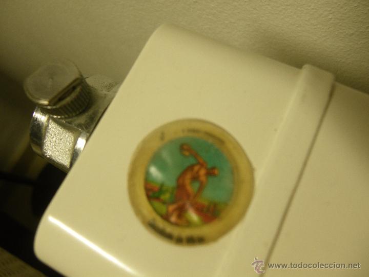 Coleccionismo Cromos antiguos: 2 cromos goma de chapas de Coca Cola (Discobolo de Mir&oacute;n y Dana Zapotkova n&ordm;47, jabalina)