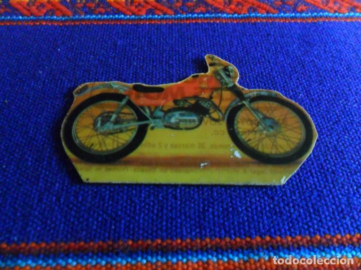Coleccionismo Cromos antiguos: CROMO MOTO MONTESA TROQUELADO EN TELA PLASTIFICADA. BUEN ESTADO. RARO.