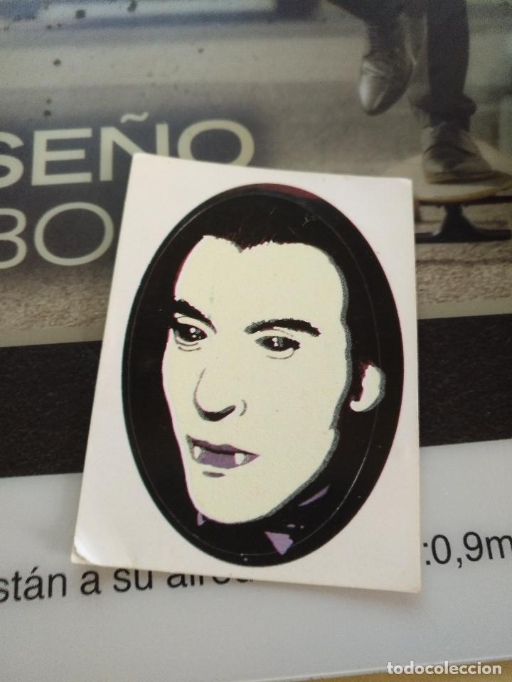 Coleccionismo cromos antiguos: CROMO ANTIGUA PEGATINA FLUORESCENTE MONSTRUOS, DRACULA - Foto 1