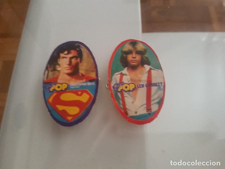 Coleccionismo Cromos antiguos: 2 cromo chapas super pop - superman y leif garret