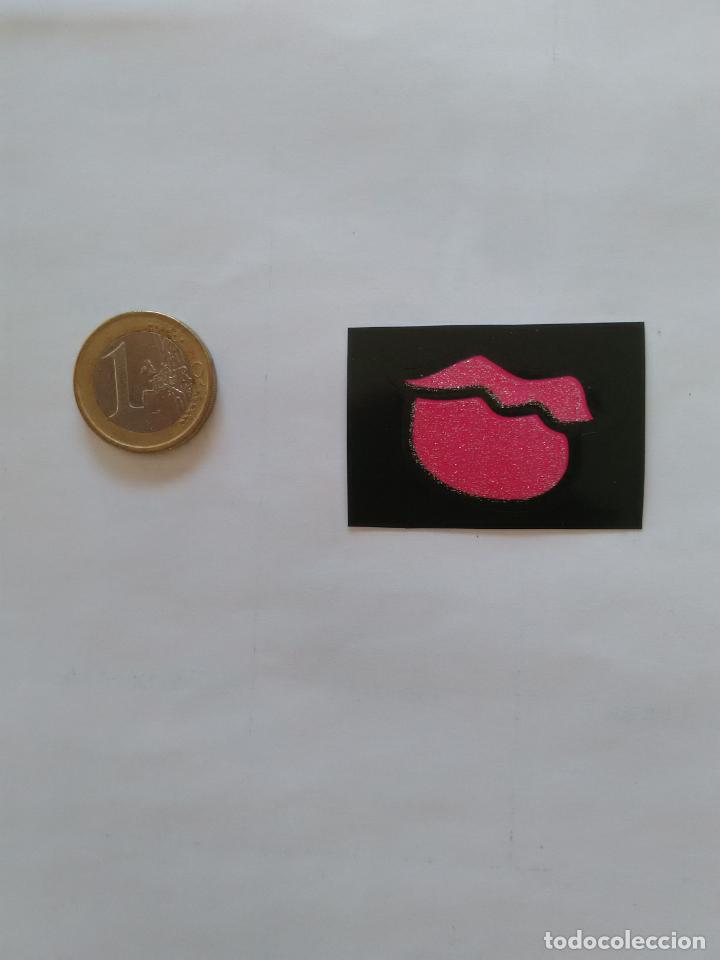Coleccionismo cromos antiguos: MINI CROMO PEGATINA LABIOS COLOR ROSA BRILLANTE, BOCA BESO MONSTER HIGH