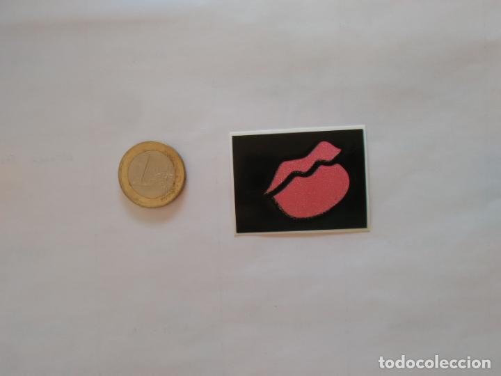 Coleccionismo cromos antiguos: MINI CROMO PEGATINA LABIOS COLOR ROSA BRILLANTE, BOCA BESO MONSTER HIGH