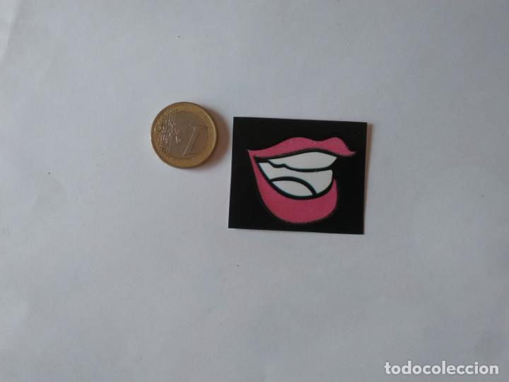 Coleccionismo cromos antiguos: MINI CROMO PEGATINA LABIOS COLOR ROSA BRILLANTE, BOCA BESO MONSTER HIGH