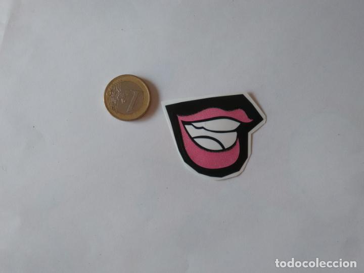 Coleccionismo cromos antiguos: MINI CROMO PEGATINA LABIOS COLOR ROSA BRILLANTE, BOCA BESO MONSTER HIGH