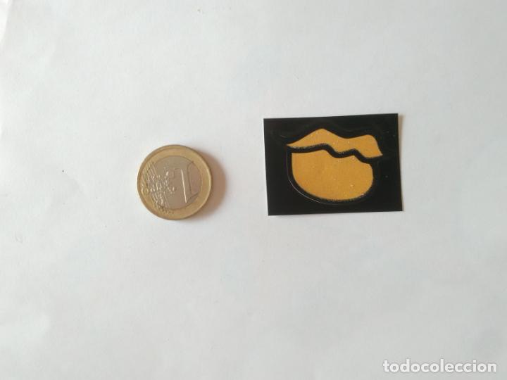 Coleccionismo cromos antiguos: MINI CROMO PEGATINA LABIOS COLOR AMARILLO DORADO BRILLANTE, BOCA BESO MONSTER HIGH