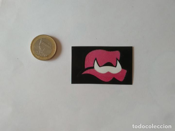 Coleccionismo cromos antiguos: MINI CROMO PEGATINA LABIOS COLOR ROSA BRILLANTE, BOCA BESO MONSTER HIGH