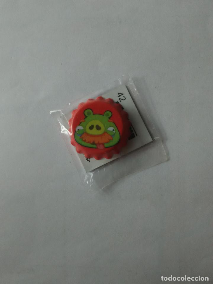 Coleccionismo Cromos antiguos: CHAPA GREFUSA ANGRY BIRDS COLOR ROJO (NUEVO SIN ABRIR)