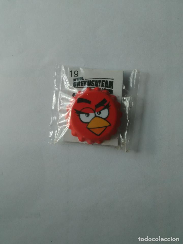Coleccionismo Cromos antiguos: CHAPA GREFUSA ANGRY BIRDS COLOR ROJO (NUEVO SIN ABRIR)