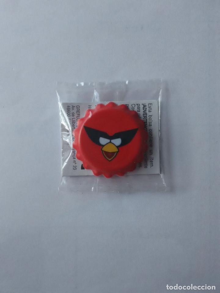 Coleccionismo Cromos antiguos: CHAPA GREFUSA ANGRY BIRDS COLOR ROJO (NUEVO SIN ABRIR)