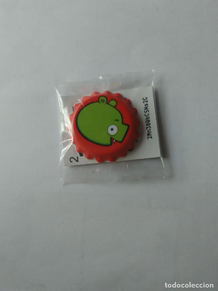 Coleccionismo Cromos antiguos: CHAPA GREFUSA ANGRY BIRDS COLOR ROJO (NUEVO SIN ABRIR)