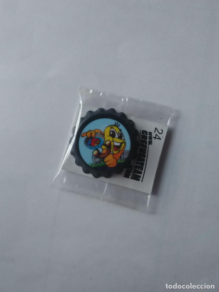 Coleccionismo Cromos antiguos: CHAPA GREFUSA ANGRY BIRDS COLOR NEGRO (NUEVO SIN ABRIR)